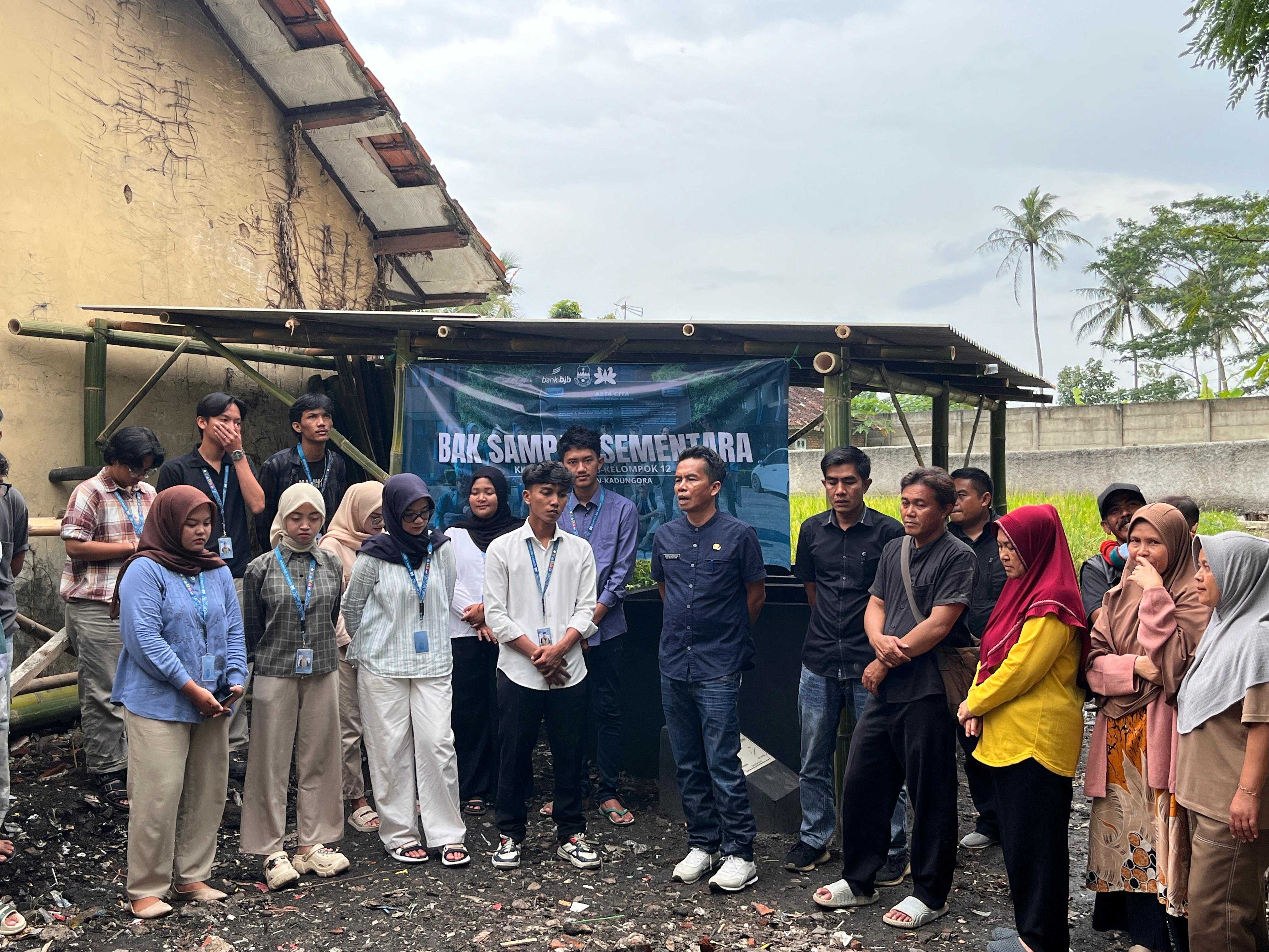 KKN GRADASI 2025 Kelompok 12 Resmikan Bak Sampah Sementara di Desa  Tanggulun